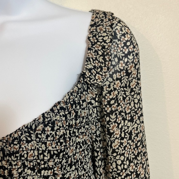 ASTR Black and White Floral Cropped Blouse Medium Feminine Long Sleeve Smocked - Picture 6 of 6